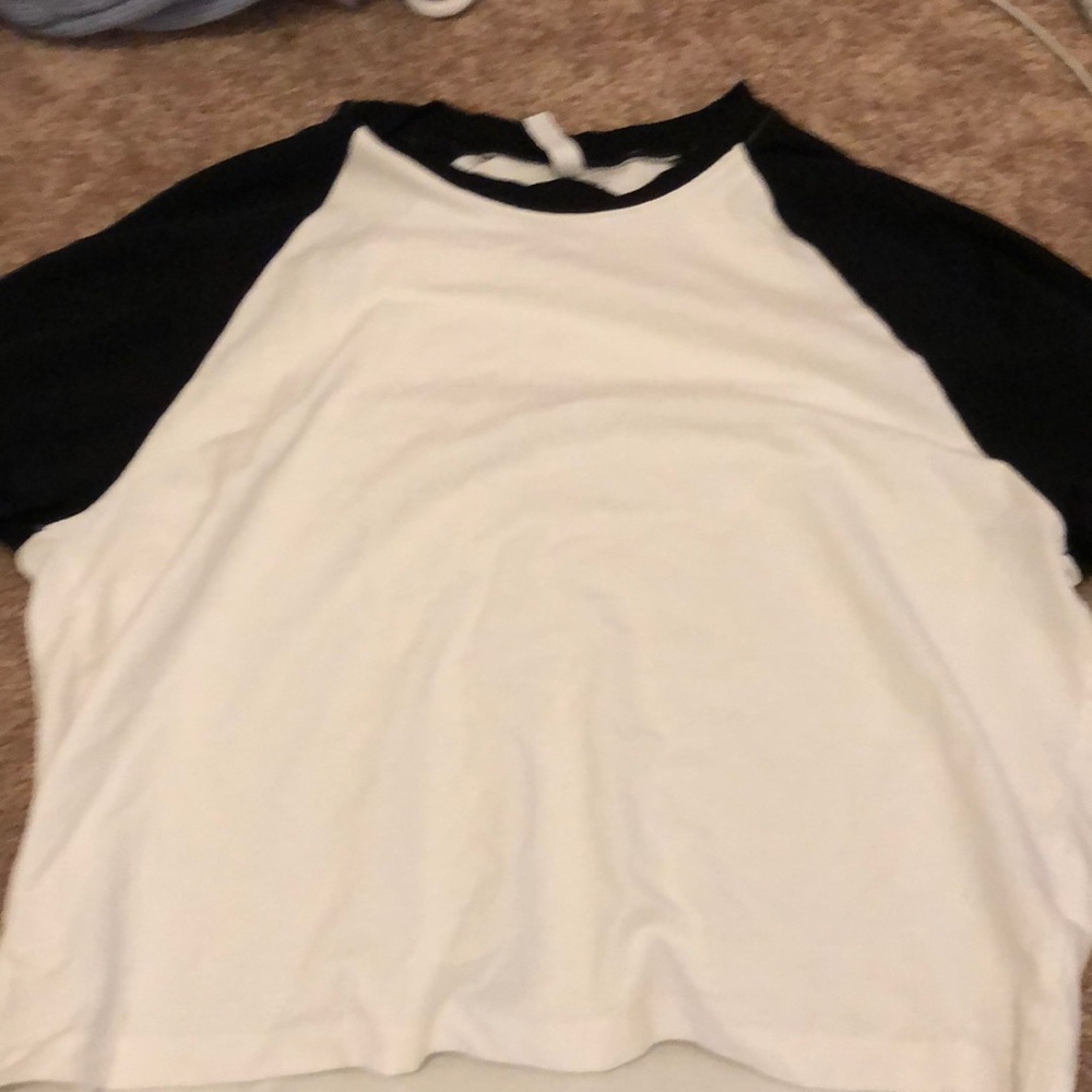 loose fitted cropped top from h and m in an XL